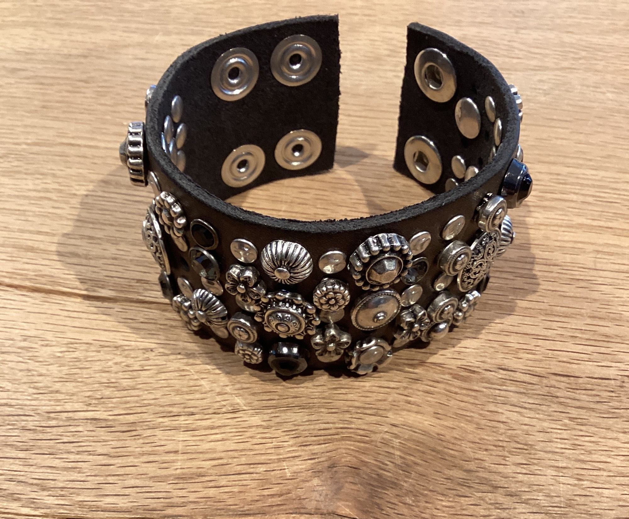Bracelet. Leather+ stud+ flowers rhinestones.Color: Grey. X2876 C0501