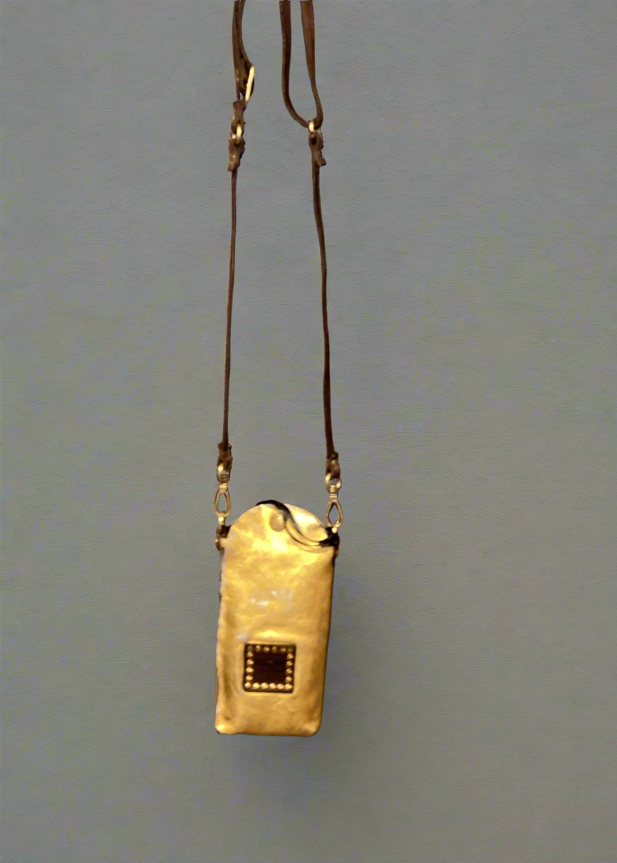 Virna. Phone Case. Gold laminated leather. X0029 F1902.