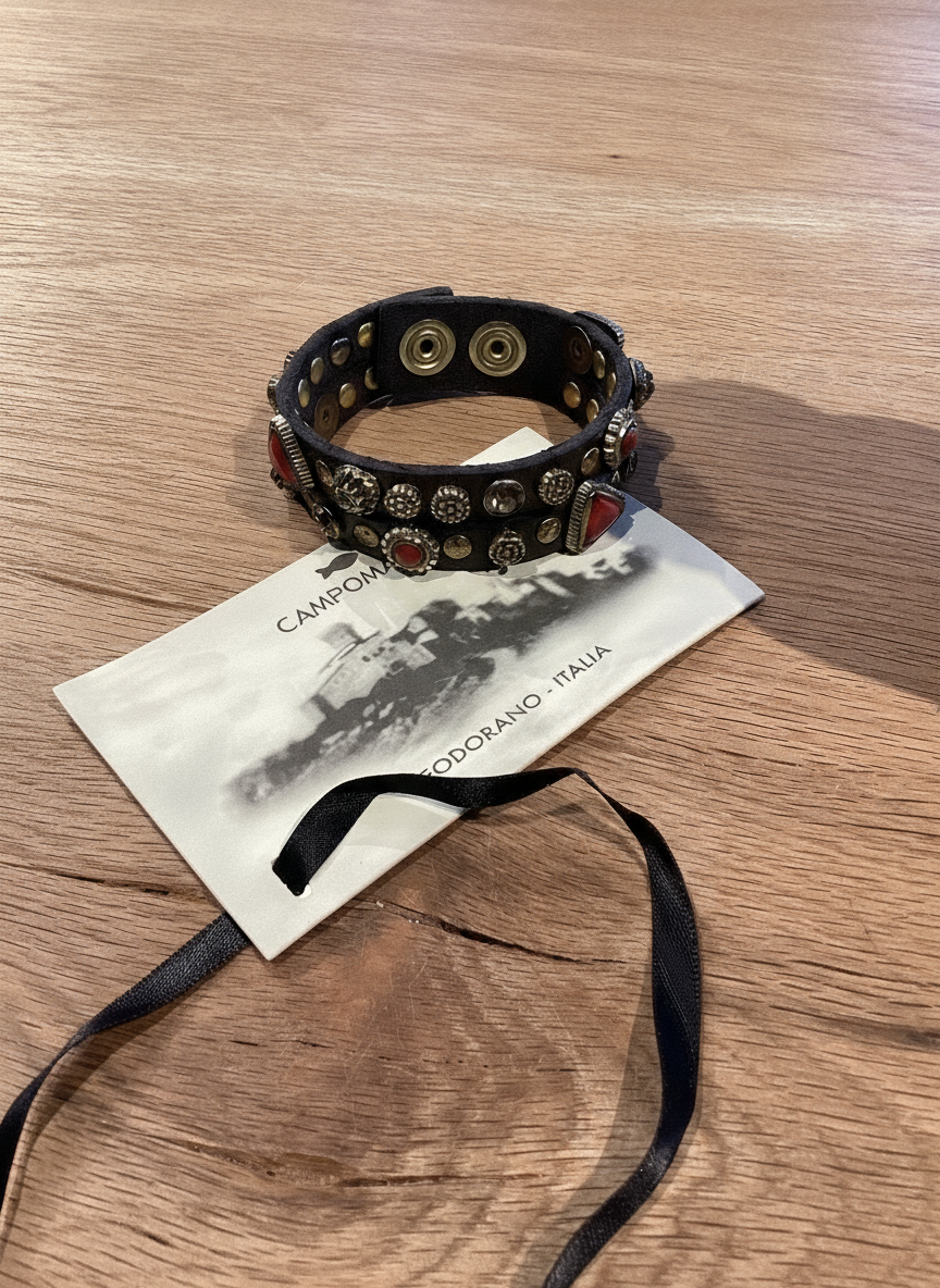 Bracelet. Leather+ stud+ red triangular rhinestones. Color: Grey. X2867 C0501.