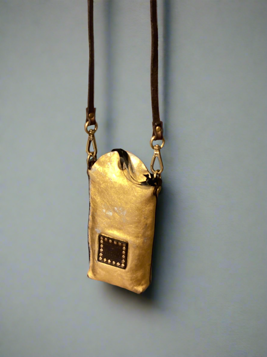 Virna. Phone Case. Gold laminated leather. X0029 F1902.