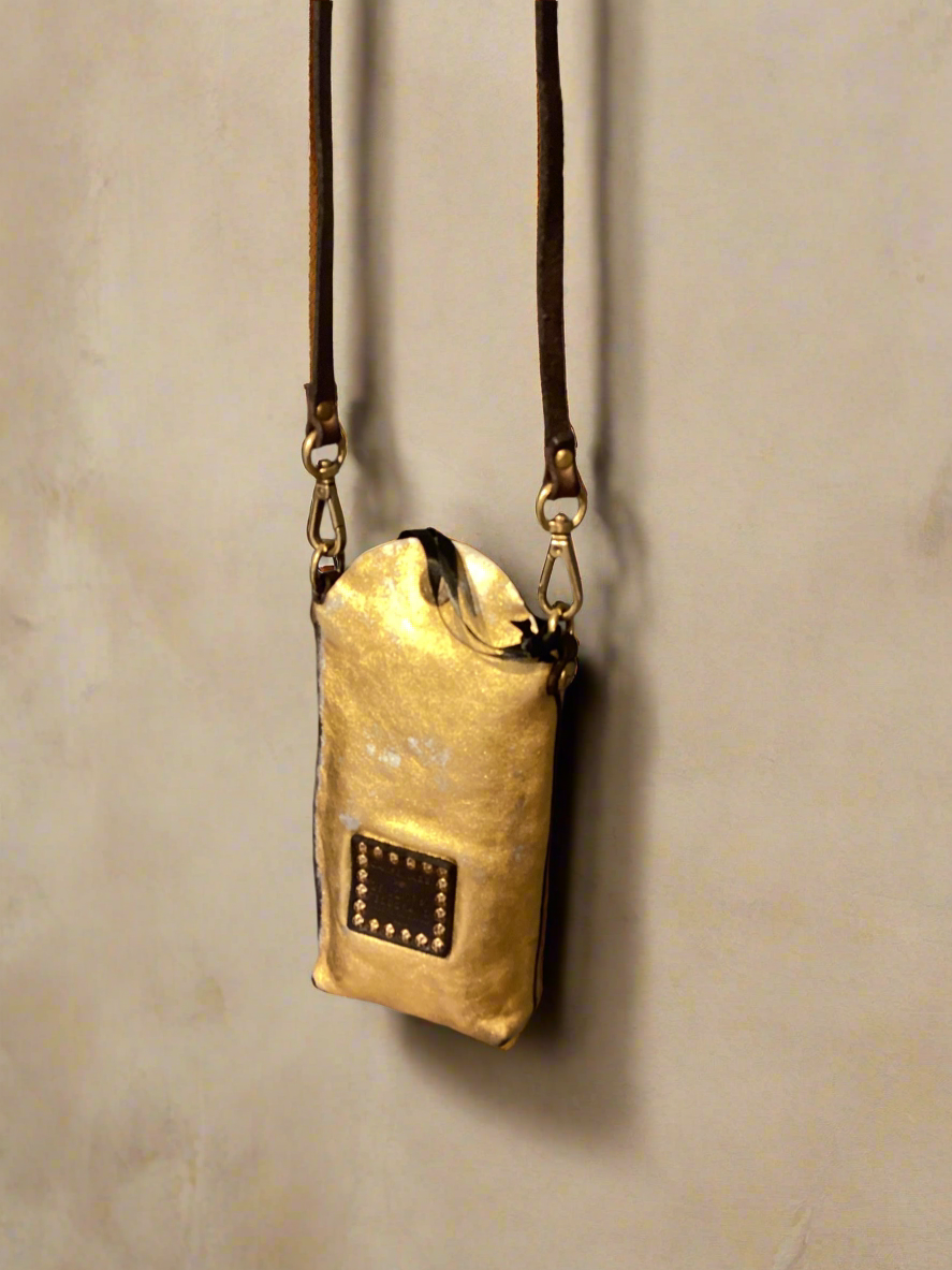 Virna. Phone Case. Gold laminated leather. X0029 F1902.