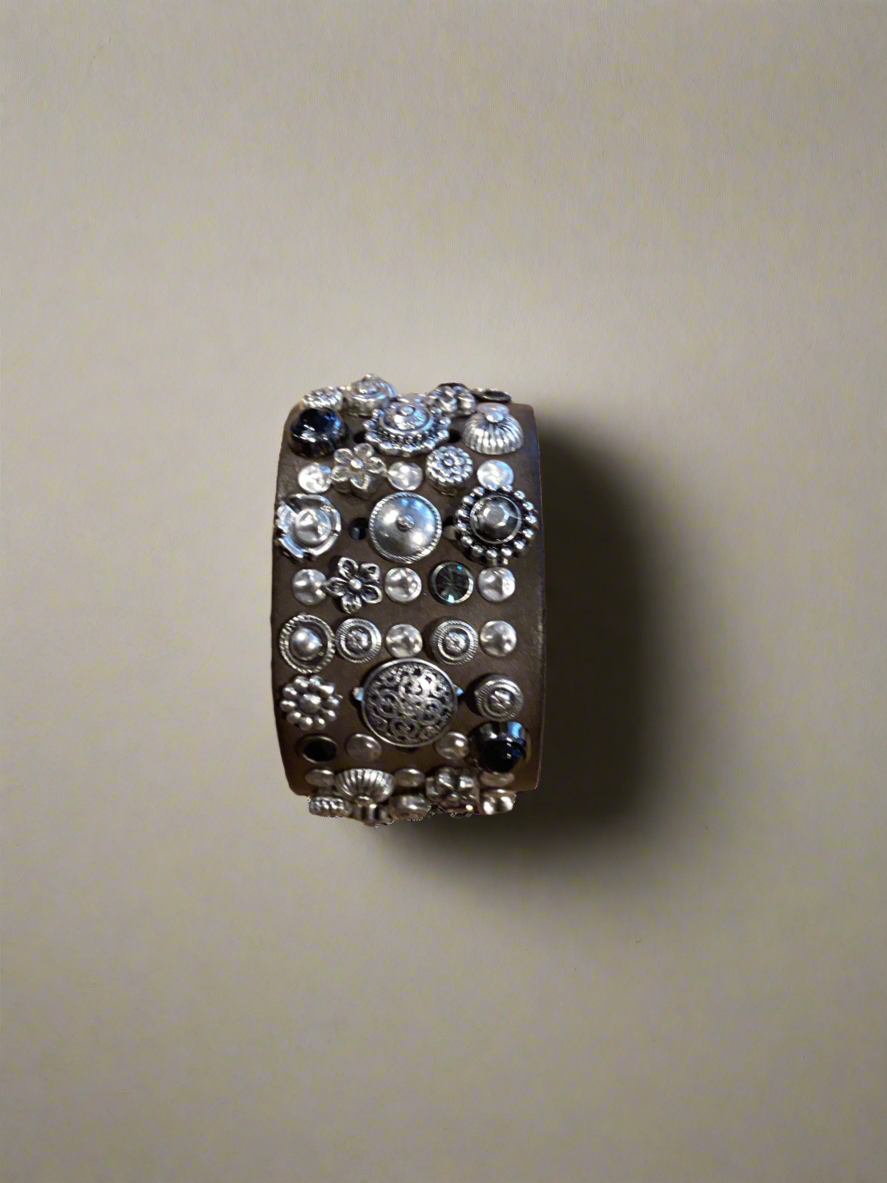 Bracelet. Leather+ stud+ flowers rhinestones.Color: Grey. X2876 C0501
