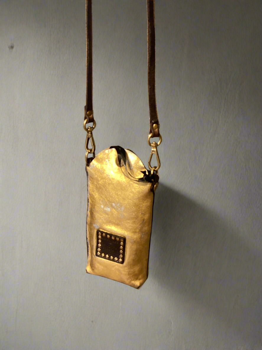 Virna. Phone Case. Gold laminated leather. X0029 F1902.