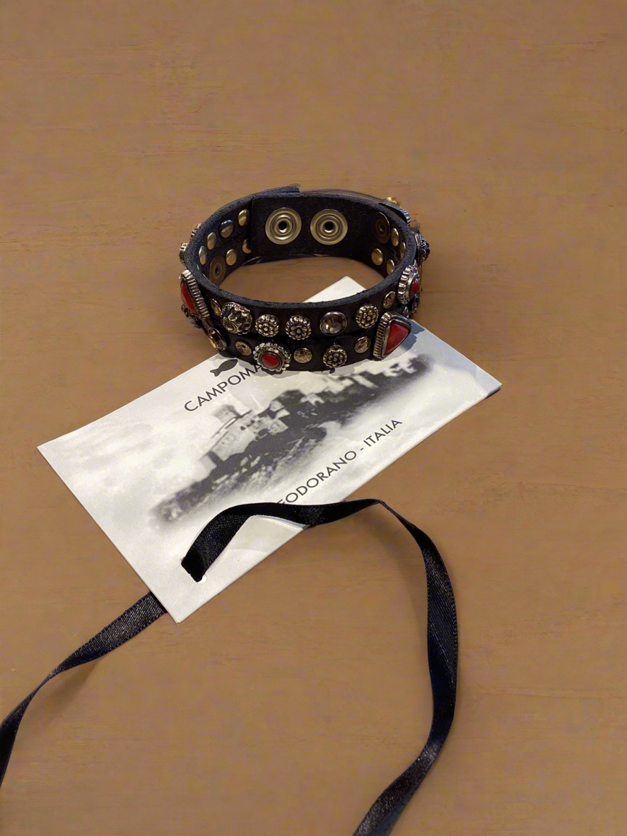 Bracelet. Leather+ stud+ red triangular rhinestones. Color: Grey. X2867 C0501.