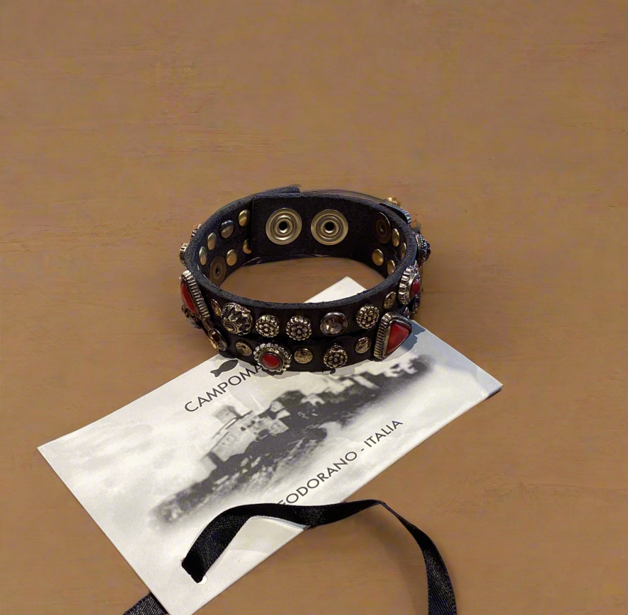 Bracelet. Leather+ stud+ red triangular rhinestones. Color: Grey. X2867 C0501.