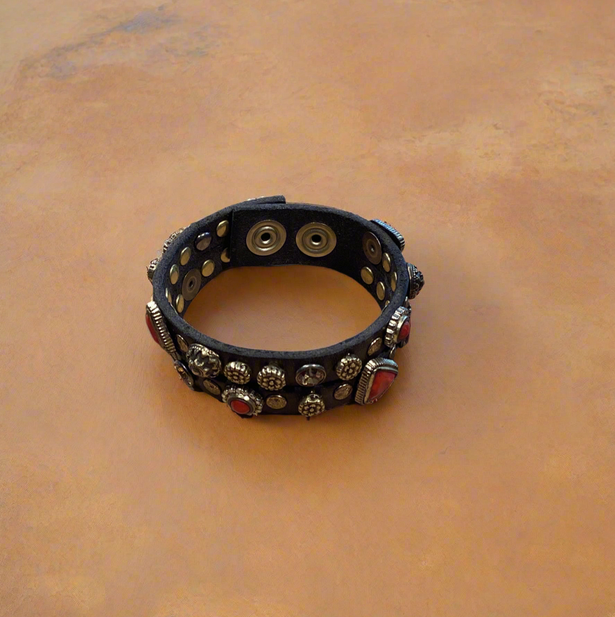 Bracelet. Leather+ stud+ red triangular rhinestones. Color: Grey. X2867 C0501.