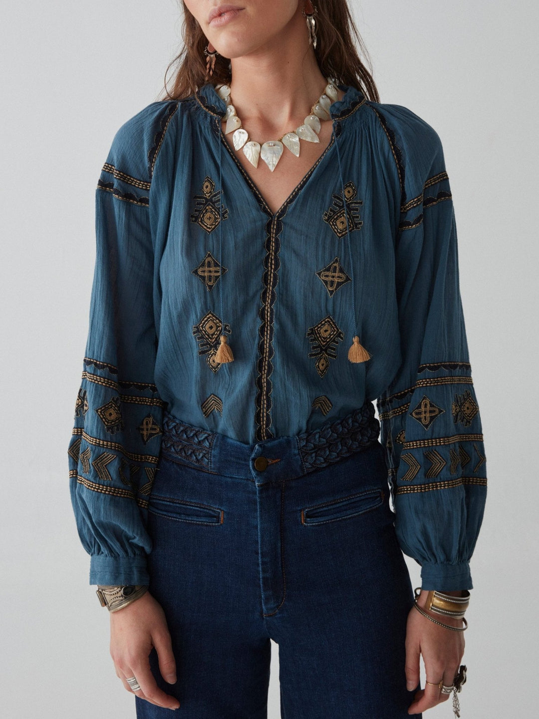 Audrey Blouse - Celo Finito, Dipinto Di Blu